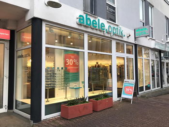 Das Bild zeigt die Schaufenster unserer Filiale in Bad Vilbel.